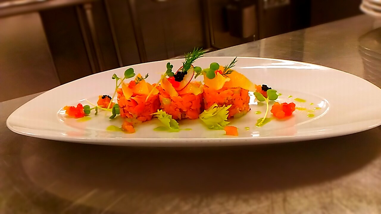 Salmon tartar with keta and beluga